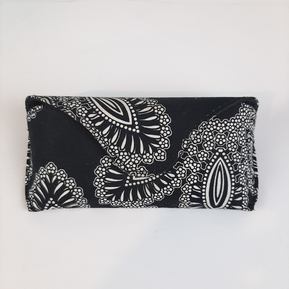 Vera Bradley Blanco Bouquet Eyeglasses Case Black And White